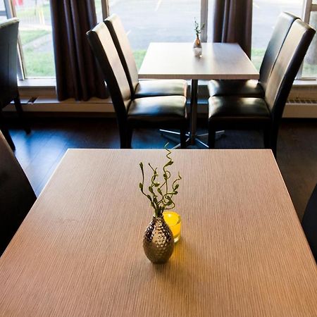 V Hotel & Suites Монктън Екстериор снимка