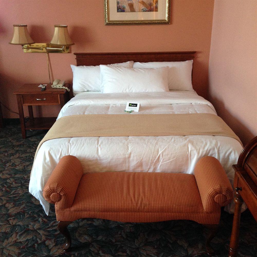 V Hotel & Suites Монктън Екстериор снимка