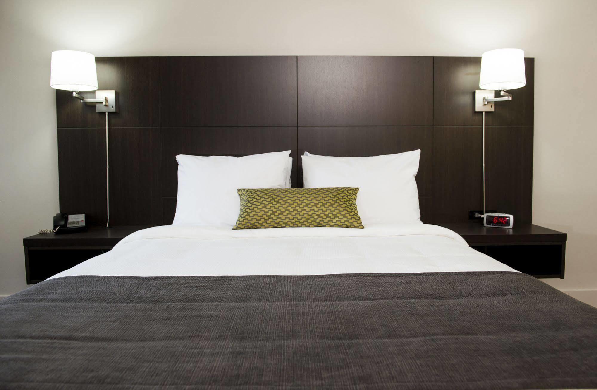 V Hotel & Suites Монктън Екстериор снимка