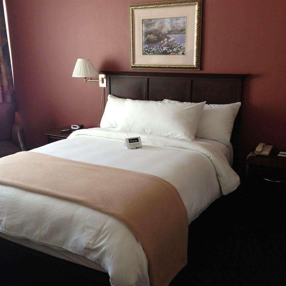V Hotel & Suites Монктън Екстериор снимка
